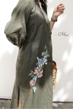 G104 Đầm maxi linen IRINA cổ nẹp nhúm tay lửng thêu tay hoa cẩm tú cầu
