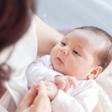 Lần Đầu Bế Con: Hướng dẫn 4 cách bế bé sơ sinh An Toàn tuyệt đối và mẹo nhỏ trị bệnh 