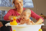 Trẻ sơ sinh nên tắm giờ nào và tránh những sai lầm nào để bé không bị ốm?