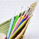 Single flexible crochet needle