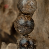 Vòng tay Trầm Hương tròn 14 li cận chìm ( loại 2 )