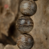 Vòng tay Trầm Hương tròn 12 li cận chìm ( loại 1 )