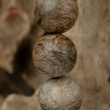 Vòng tay Trầm Hương tròn 12 li cận chìm ( loại 3 )