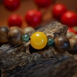 Vòng tay Trầm Hương tròn 10 li cận chìm mix Hổ Phách