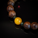 Vòng tay Trầm Hương tròn 10 li cận chìm mix Hổ Phách