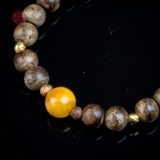 Vòng tay Trầm Hương nữ cận chìm 6 li mix Hổ Phách ( kiểu 4 )