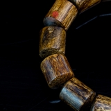 Vòng tay trầm hương rục cận chìm lu thống