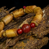 Vòng trầm hương trúc 12 li mix đá đỏ