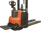 Xe nâng điện stacker cho pallet đóng BT Staxio SWE140L