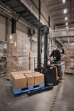 Xe nâng điện có bệ đỡ chân rộng BT Staxio 1.4t Stacker with Platform straddle Toyota