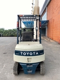 Xe nâng điện cũ ngồi lái 2.5 tấn Toyota 7FB25, nâng cao 3m, sx 2005. Mã XC.B25TOS30.00555