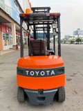 Xe nâng điện cũ ngồi lái 2.5 tấn Toyota 7FBH25, nâng cao 4.5m, sx 2013. Mã XC.B25TOD45.00765