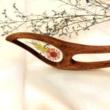 Trâm cài tóc gỗ- resin- 2quelượn-cúc đỏ mix -115