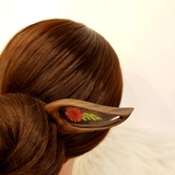 Trâm cài tóc gỗ- resin- 2quelượn-cúc đỏ mix -115