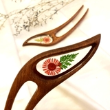 Trâm cài tóc gỗ- resin- 2quelượn-cúc đỏ mix -115