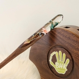 TRÂM CÀI TÓC GỖ- RESIN SNOWY HỒNG - ĐUÔI CÔNG