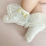 Tất vớ ren công chúa đính nơ vàng cho bé