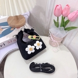 Túi xách da lộn hoa cúc kèm kẹp cho bé gái