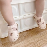 Giày da tập đi hình trái tim cho bé gái