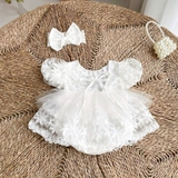 Body váy ren thêu hoa nổi màu trắng kèm turban cho bé