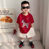 Áo phông cotton cộc tay đỏ họa tiết ngựa Tết 2026 cho bé