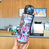 Bình nước nhựa nắp bật in họa tiết 700ml