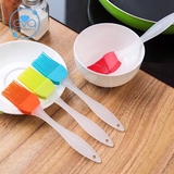 Chổi Quét Dầu Cán Trắng Màu Ngẫu Nhiên