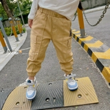 Quần kaki đính cúc phối túi hộp