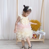 Đầm xoè ren nhiều tầng nơ ngực kèm cài tóc