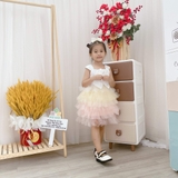 Đầm xoè ren nhiều tầng nơ ngực kèm cài tóc