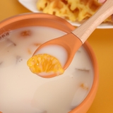 Thìa silicon cán gỗ màu ngẫu nhiên