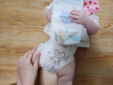 Con bước vào giai đoạn lật bò nhạy cảm, hè nóng bức lo con hăm bí? Mẹ Hàn mách nhỏ bí quyết chọn tã cực nhàn này