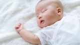 Vì sao bé thường thức giấc giữa đêm? 7 nguyên nhân phổ biến mẹ cần biết