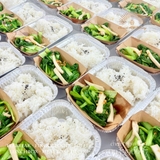 Lunch box Fine- Cơm bò xào nấm và rượu sake, chả tôm/ Stir-fried beef with mushroom and shrimp patties with rice