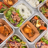 Lunch box Cơm bò xào rau củ, gà sốt tiêu xanh/ Rice with beef and vegetable stir-fry, chicken in green peppercorn sauce