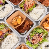 181215 Lunch box Cơm Sườn nướng mật ong, gà sốt tiêu xanh/ Rice with honey-glazed grilled pork ribs and green peppercorn chicken