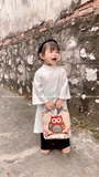 Áo dài trắng kèm mấn bé gái
