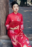 Áo dài gấm đỏ mẹ M