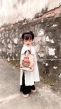 Áo dài trắng kèm mấn bé gái