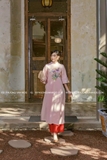 Áo dài linen hồng phấn thêu hoa dáng suông