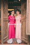 Áo dài gấm hồng phấn dáng suông