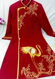 Aó dài đỏ thêu hoa