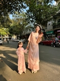 Áo dài tơ hồng kết hoa 4 tà mẹ bé