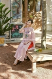 Áo dài linen hồng phấn thêu hoa dáng suông