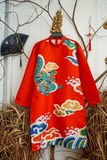 Aó dài gấm đỏ in rồng mây