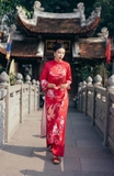 Áo dài gấm đỏ mẹ M
