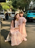 Áo dài tơ hồng kết hoa 4 tà mẹ bé