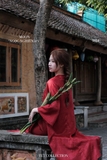 Áo dài gấm dệt đỏ dáng suông
