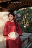 Áo dài gấm dệt đỏ dáng suông