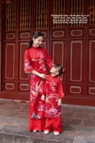 Áo dài gấm đỏ mẹ M
